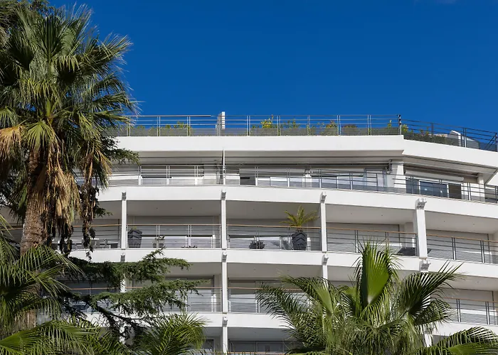 Staybridge - Centre By Ihg Hotel 4*